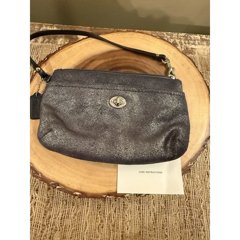 New COACH PARK Suede Leather Turn Lock Wristlet Gunmetal Metallic Gray Very Rare